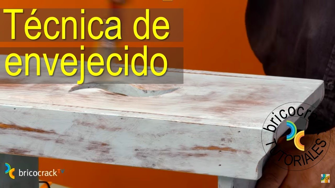 Cómo envejecer muebles de algarrobo para un look vintage